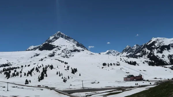 Eine Wunderschöne Landschaft Einer Schneebedeckten Berglandschaft Sonnenlicht — Stockfoto