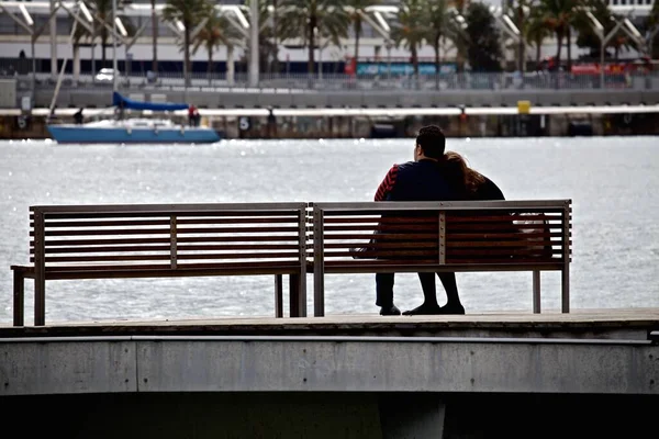 Cenário Ensolarado Casal Sentado Banco Perto Rio Barcelona — Fotografia de Stock