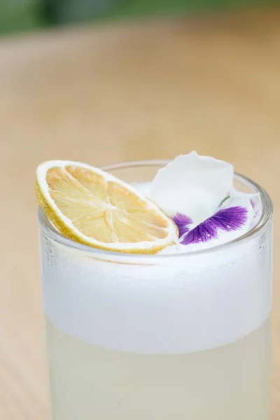 Gros Plan Cocktail Aigre Pisco Fleur Tilleul Pourpre Fond Flou — Photo