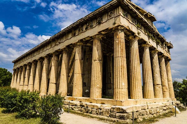 画像はアテネの旧市街の中心部 古代アゴラの上に位置する寺院の景色です — ストック写真