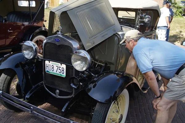 Charles United States Aug 2008 Man Looking Model Ford Antique — Stock Photo, Image