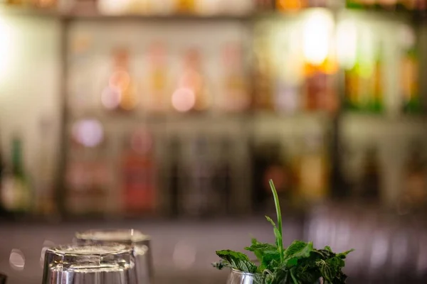 Sebuah Gambar Closeup Daun Mint Dan Gelas Kosong Bar Dengan — Stok Foto