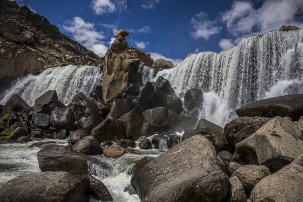 Une Belle Vue Sur Énormes Formations Rocheuses Avec Des Chutes — Photo