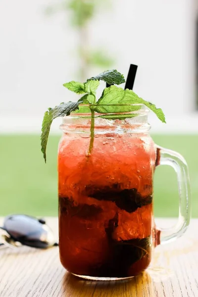 Focus Verticale Selettivo Cocktail Alla Fragola Con Menta Barattolo Vetro — Foto Stock