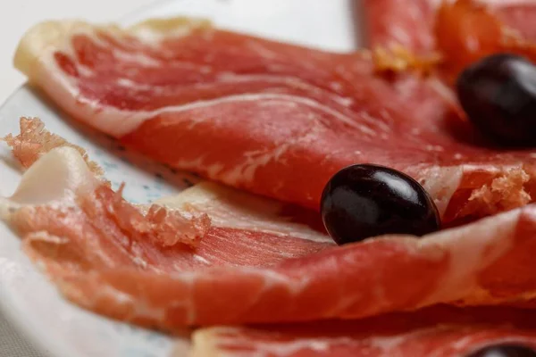 Detailní Záběr Lahodné Prosciutto Černými Olivami — Stock fotografie