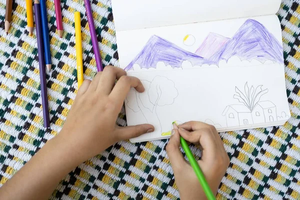 Tiro Ángulo Alto Una Persona Dibujando Montañas Papel Blanco Con — Foto de Stock