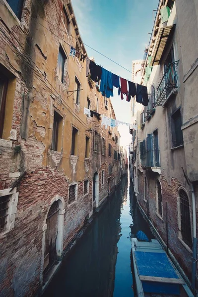 Una Toma Vertical Ropa Colgando Canal Con Góndolas Venecia Italia — Foto de Stock