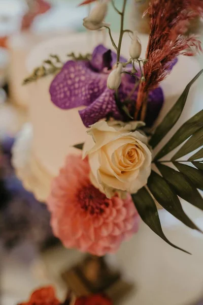 Вертикальний Знімок Красивого Квіткового Весільного Прикраси — стокове фото
