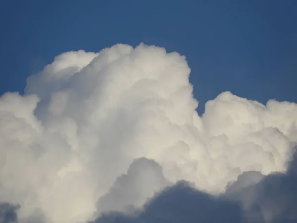 Sebuah Gambar Yang Indah Dari Awan Berbulu Besar Latar Langit — Stok Foto