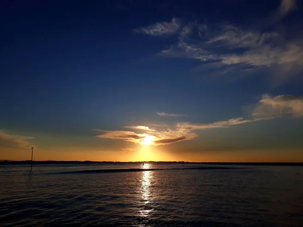 Μια Όμορφη Φωτογραφία Του Ηλιοβασιλέματος Πάνω Από Την Παραλία — Φωτογραφία Αρχείου