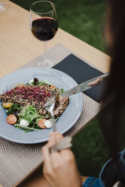 Una Toma Vertical Ángulo Alto Una Mesa Restaurante Con Plato — Foto de Stock