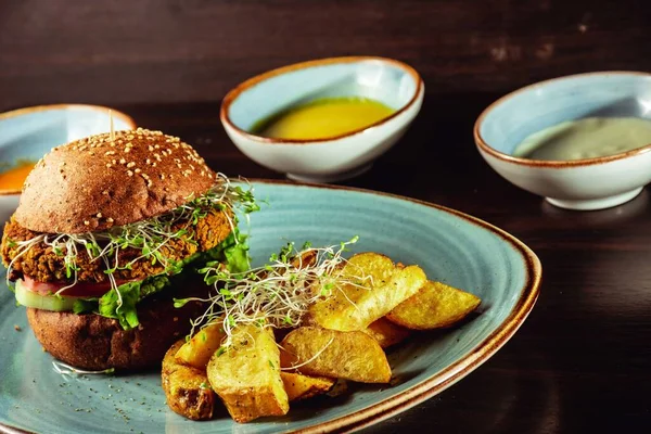 Una Sabrosa Hamburguesa Con Pepino Carne Frita Tomate Lado Patatas — Foto de Stock