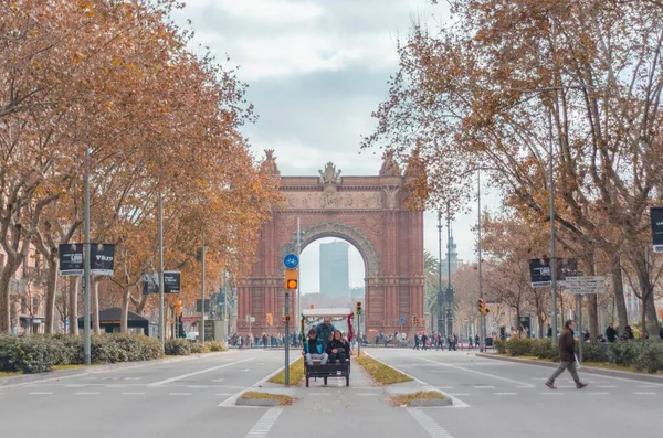 バルセロナ スペイン 2018年12月26日 バルセロナの凱旋門を背景に自転車で観光客 — ストック写真