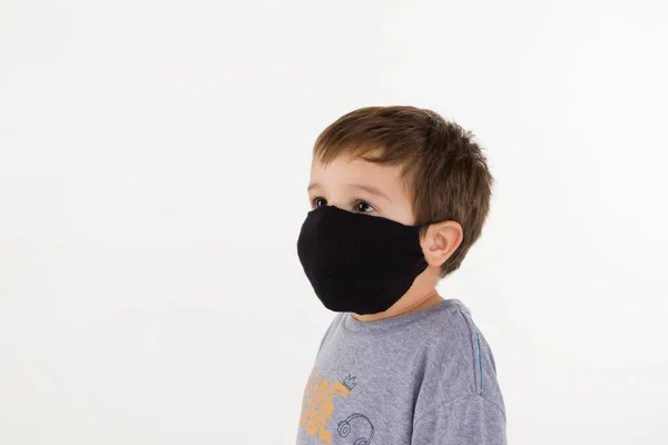 Retrato Uma Criança Hispânica Usando Uma Máscara Facial Médica Preta — Fotografia de Stock