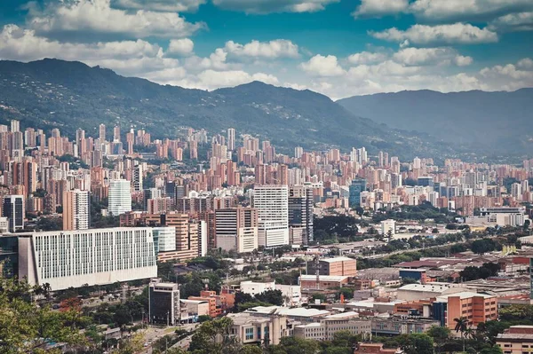 Egy Festői Tájkép Épületekről Hegyekről Kolumbiai Medellinben Egy Felhős Napon — Stock Fotó
