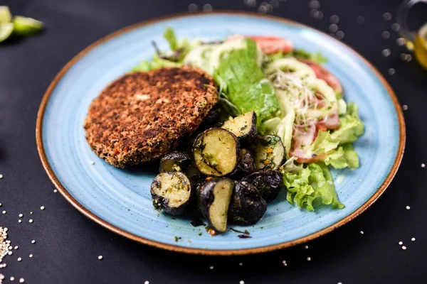 Les Délicieuses Escalopes Cuites Avec Salade Légumes Sur Une Assiette — Photo