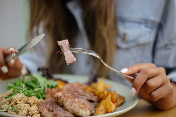 Een Close Shot Van Een Vrouwtje Etend Varkensvlees Met Bestek — Stockfoto
