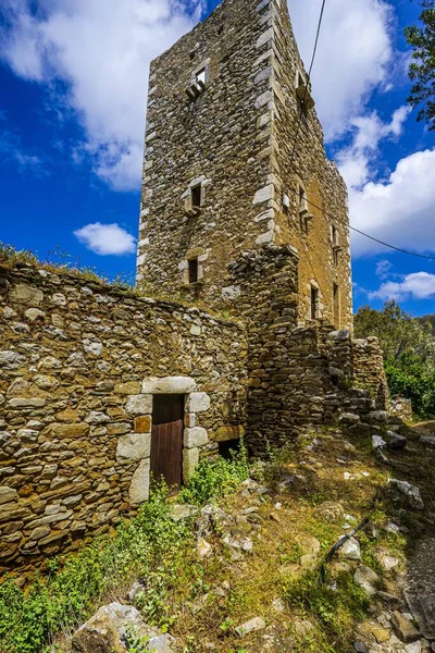 Vertical Shot Old Tall House Ruins Cloudy Sky Background — Stock Photo, Image