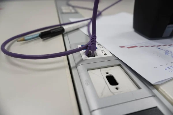 Zbliżenie Fioletowego Kabla Ethernetowego Podłączonego Gniazdka — Zdjęcie stockowe