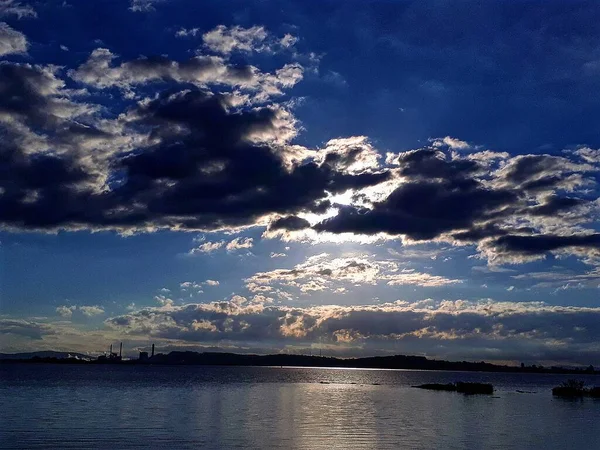Sol Brillando Entre Las Nubes Sobre Playa — Foto de Stock