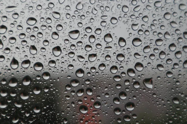 Een Close Shot Van Grote Ronde Waterdruppels Een Glas Regenval — Stockfoto