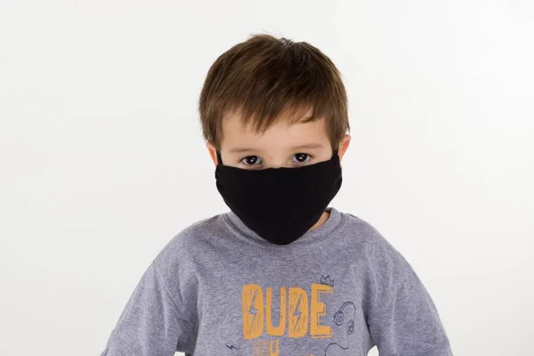 Retrato Uma Criança Hispânica Masculina Vestindo Uma Máscara Facial Médica — Fotografia de Stock