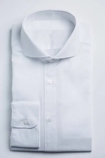 Primer Plano Vertical Una Camisa Blanca Plegada Masculina — Foto de Stock