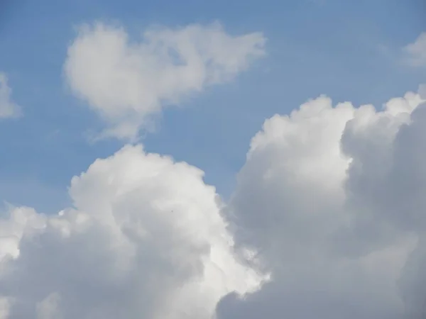 Eine Schöne Aufnahme Flauschiger Weißer Wolken Auf Hellblauem Himmel — Stockfoto