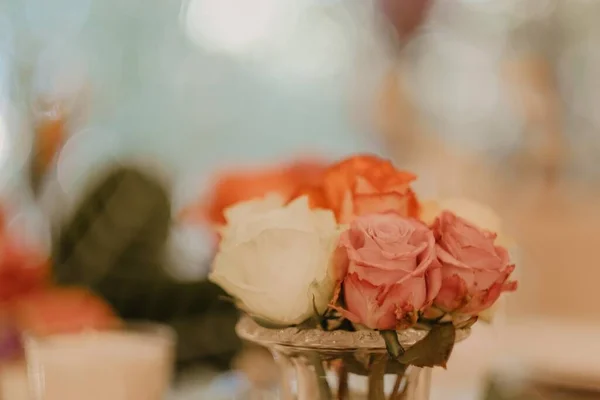 婚宴桌上一个精选的玫瑰玻璃瓶镜头 — 图库照片