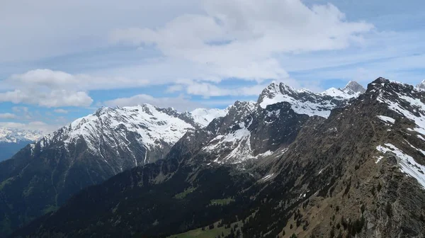 Een Prachtig Landschap Van Een Berglandschap Onder Het Zonlicht — Stockfoto