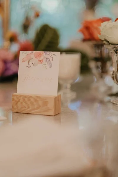 テーブルの上の結婚式のポストカードと花の装飾の垂直ショット — ストック写真