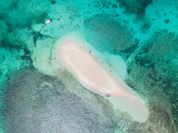 Colpo Aereo Una Piccola Isola Sabbia Circondata Acqua Con Poche — Foto Stock