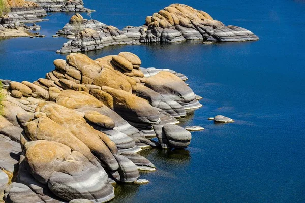 Image Shows Small Part Lake Prescott Arizona Boulders Lining Shore — Stock Photo, Image