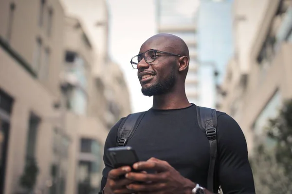 Een Jonge Afrikaanse Man Met Een Bril Een Rugzak Met — Stockfoto