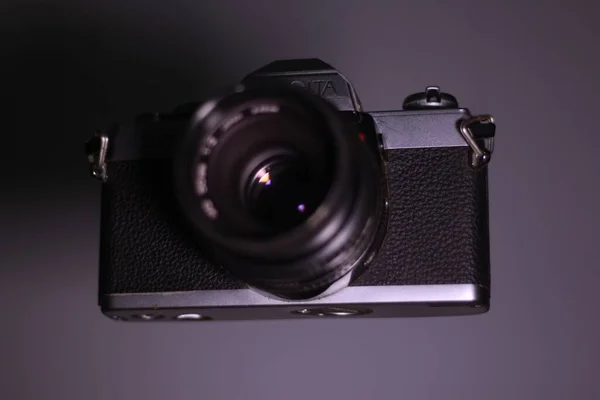 Een Close Van Een Vintage Camera Een Grijze Gladde Achtergrond — Stockfoto