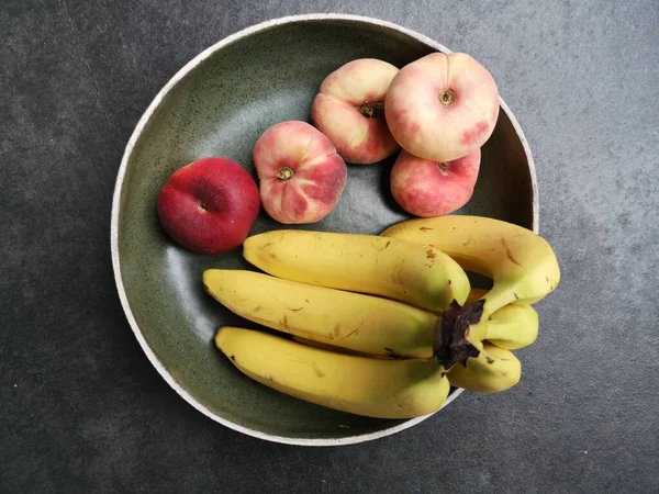 Felső Lövés Banán Őszibarack Egy Fémtálban Egészséges Életmód — Stock Fotó