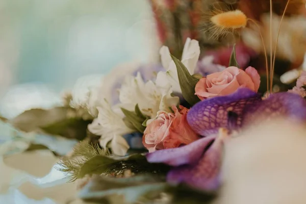 Egy Közeli Felvétel Egy Gyönyörű Virágcsokorról Egy Fényűző Eseményhez — Stock Fotó