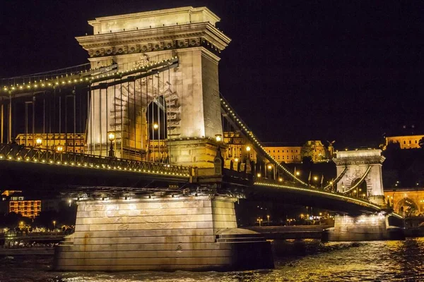 Imagem Mostra Famosa Ponte Chain Que Atravessa Danúbio Budapeste Iluminado — Fotografia de Stock