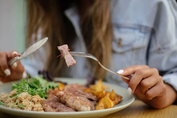 Een Selectieve Focusshot Van Een Vrouwtje Dat Een Gerecht Eet — Stockfoto