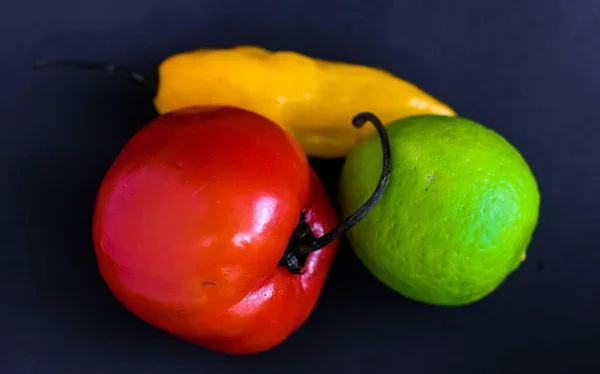 Verdure Fresche Una Superficie Azzurra — Foto Stock