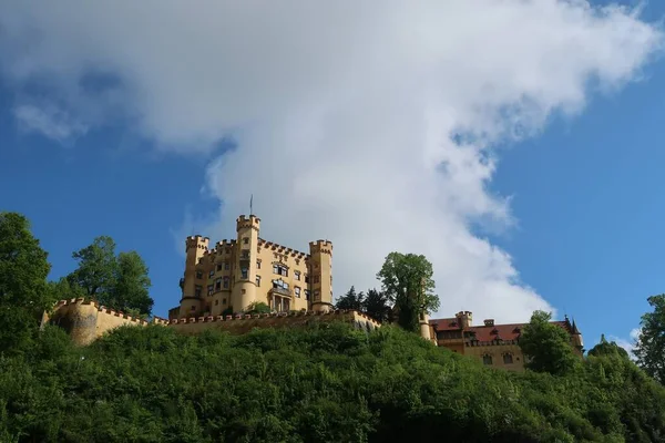 山景中一座大城堡的美丽风景 — 图库照片