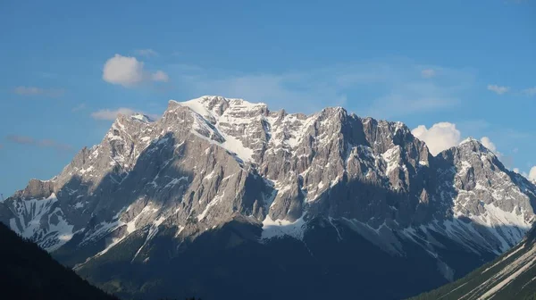 阳光下的山水美景 — 图库照片