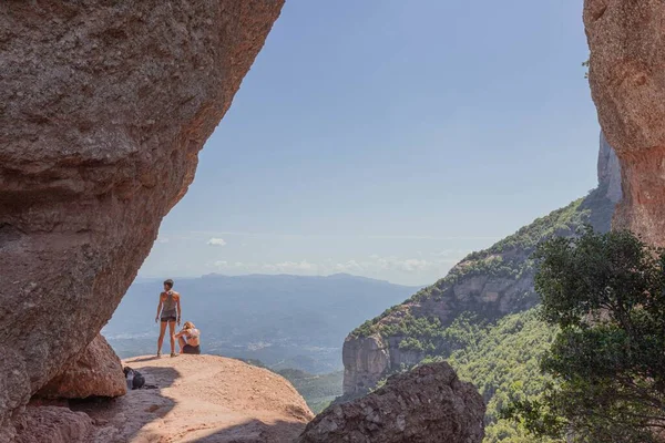 Vista Lateral Trasera Dos Jóvenes Hambrunas Caucásicas Frente Rocas Escénicas — Foto de Stock