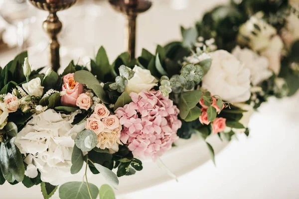 Egy Gyönyörű Virágos Dekoráció Esküvők — Stock Fotó
