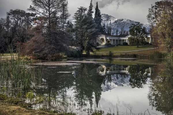 Een Landschap Shot Van Een Adembenemend Landschap Omringd Door Bomen — Stockfoto