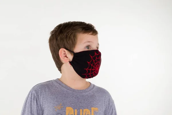 Retrato Uma Criança Hispânica Masculina Usando Uma Máscara Facial Médica — Fotografia de Stock
