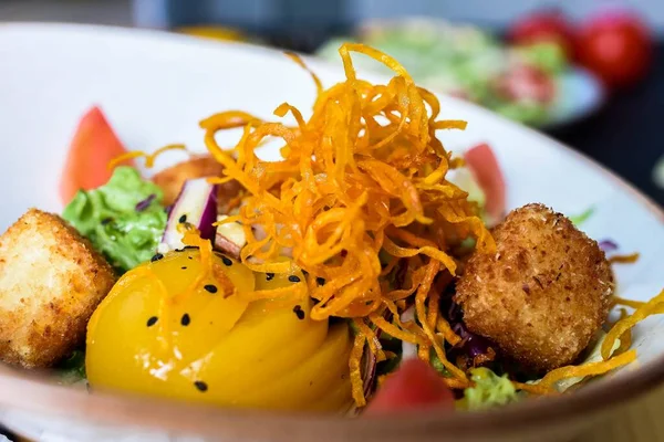 Las Albóndigas Fritas Con Ensalada Verduras Mangos — Foto de Stock