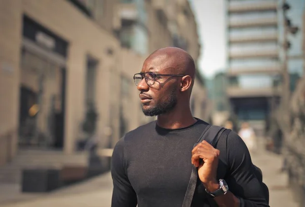 Een Jonge Afrikaanse Man Met Een Bril Een Zwart Shirt — Stockfoto