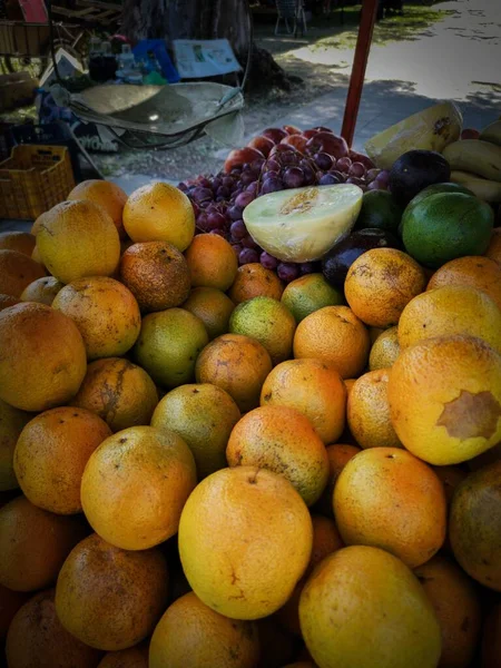 과일을 배경으로 오렌지를 클로즈업 — 스톡 사진
