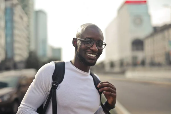 Een Vrolijk Glimlachende Afrikaanse Man Met Een Bril Een Wit — Stockfoto